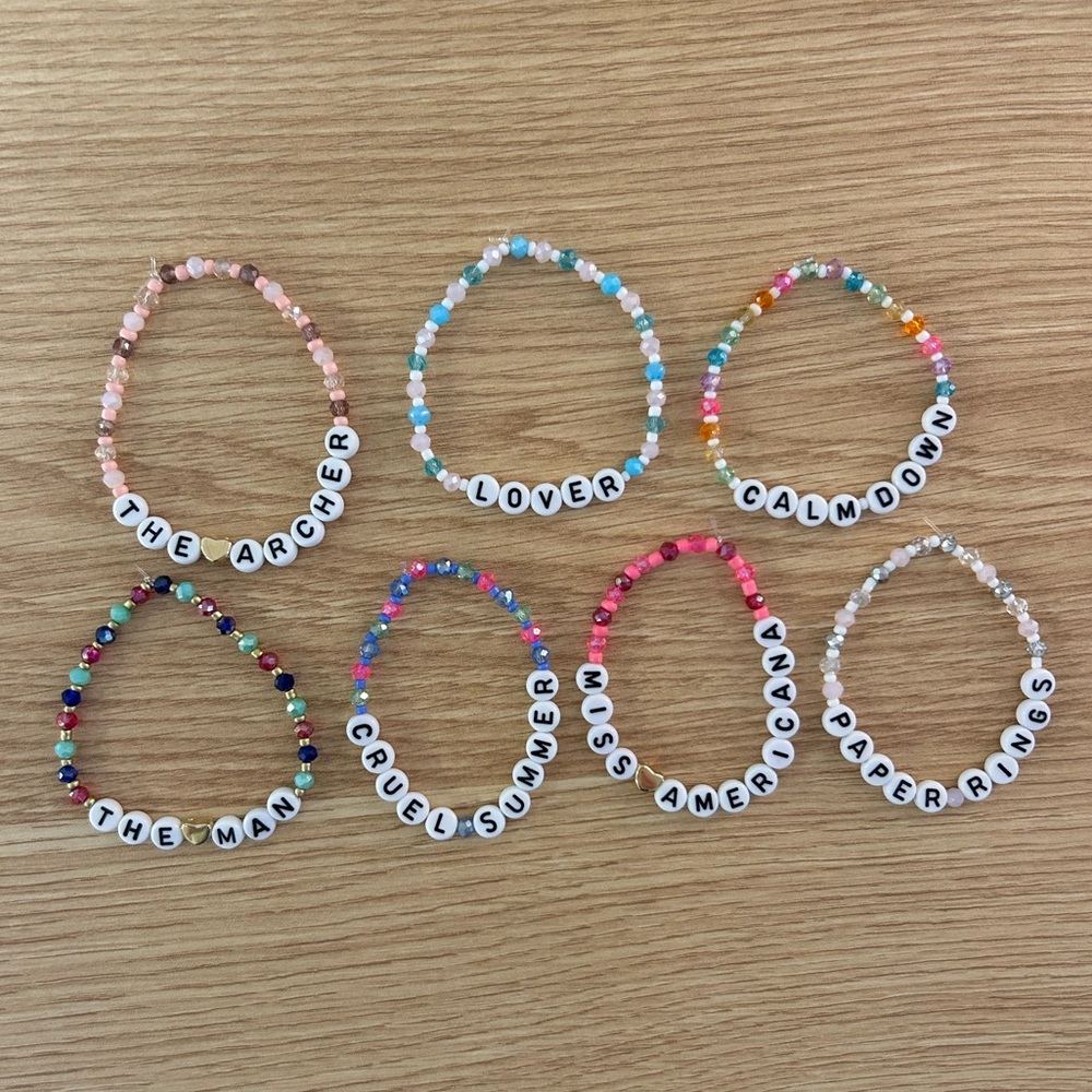 7 Taylor Swift lover friendship bracelets